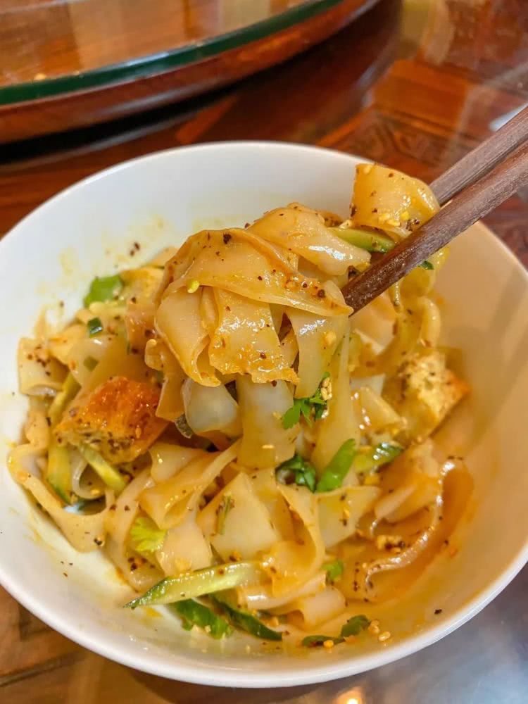 “太阳成tyc7111cc”严陵社区:巾帼创卫宣传(图1) 太阳成tyc7111cc官网