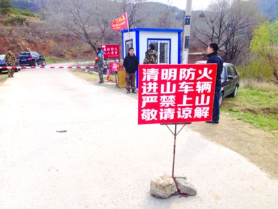 府东社区:严寒中坚守,助力健康码使用|太阳成tyc7111cc(图3) tyc7111cc太阳成集团