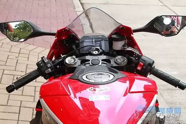 梅城镇严陵社区发放消防安全宣传册‘太阳成tyc7111cc官网’(图2) 太阳成tyc7111cc