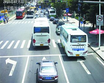 滇池沿岸现违法搭建钓鱼平台 执法人员“一锅端”【太阳成tyc7111cc官网】(图2) 太阳成tyc7111cc官网