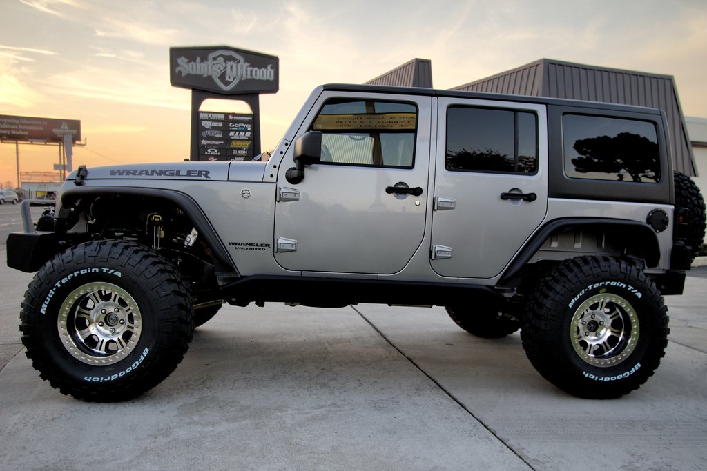 “太阳成tyc7111cc官网”上海一公交车撞上高架立柱 车头严重变形(图)(图1) tyc7111cc太阳成集团